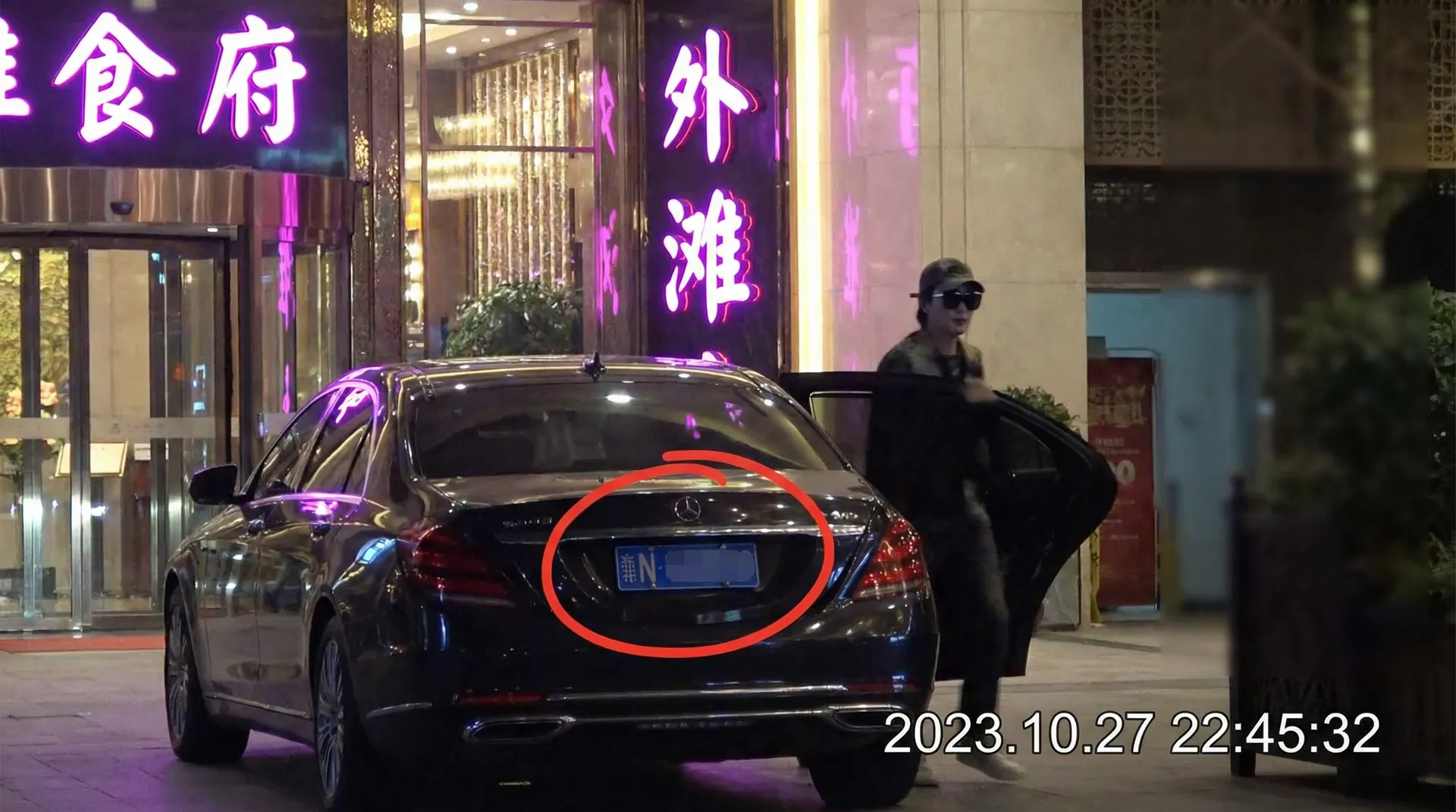 我的枪好长 - 豪车餐厅外偷拍